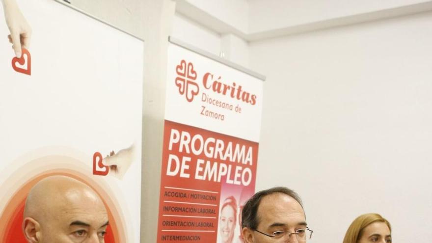 Miguel Ángel Río, Antonio Jesús Martín y Mari Luz Fernández del Campo presentan los datos del programa de empleo de Cáritas.