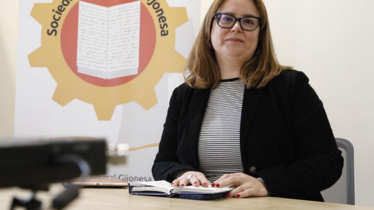 Ruth Ferrero al inicio de su charla en la Cultural Gijonesa. | Ángel González