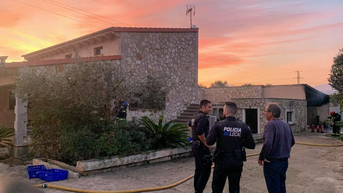 Agentes de la Policía Local de sa Pobla, ante el chalé donde se produjo el incendio.