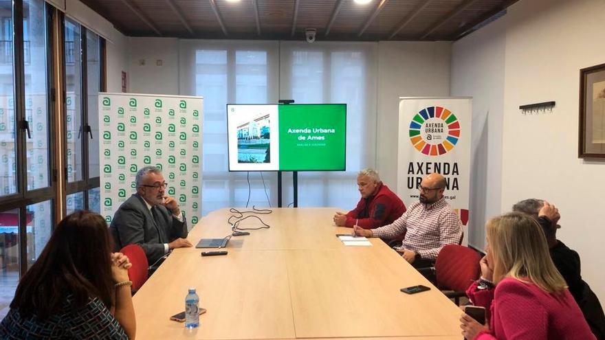 Presentación en noviembre del análisis y diagnóstico de la Axenda Urbana con Santomil, cuarto por la izquierda. Foto: CDA