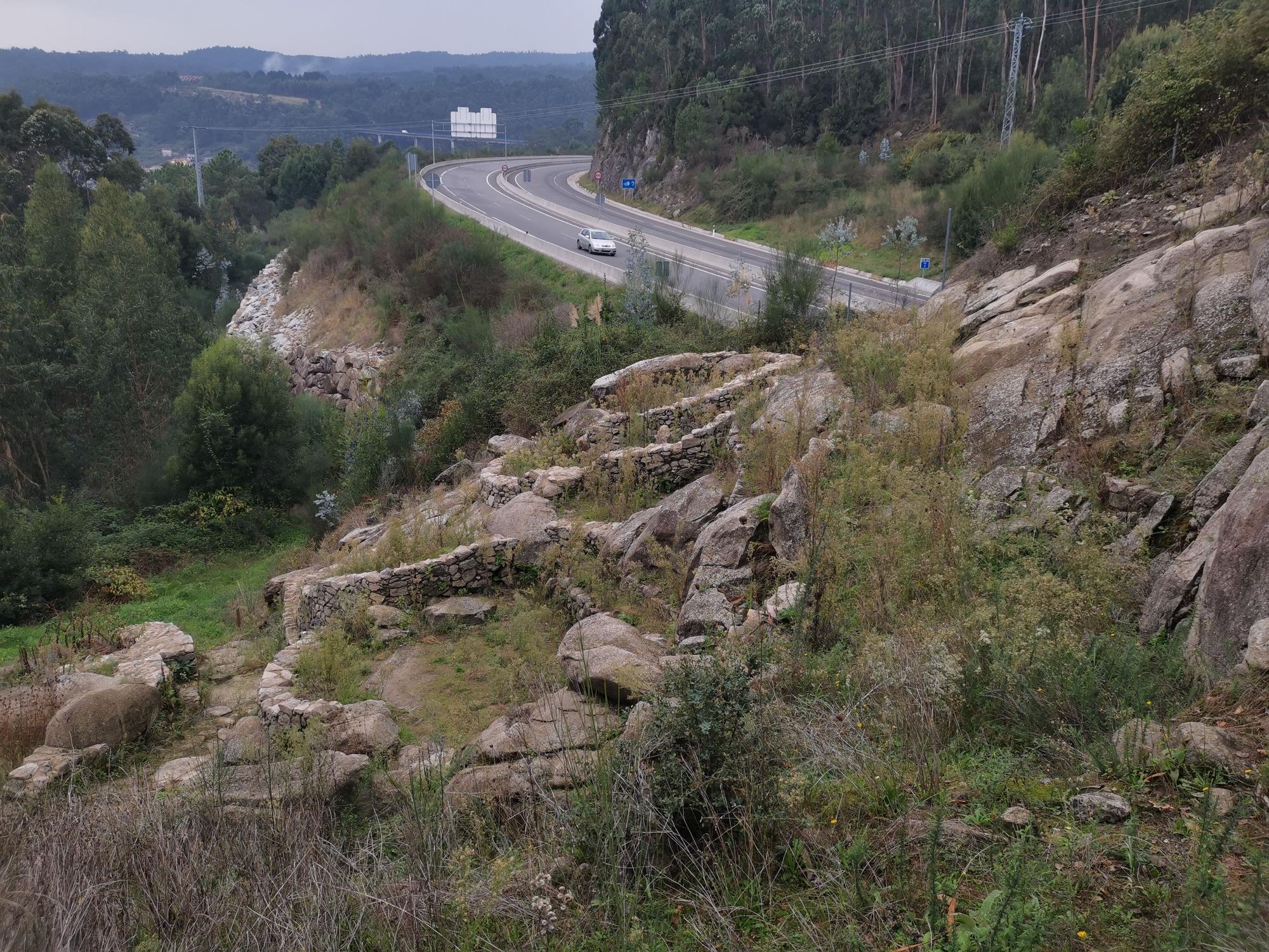 Situación actual del castro, en su ladera sur con la Autovía do Morrazo al fondo.