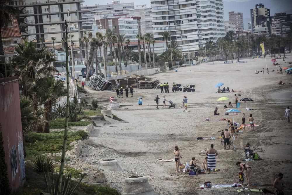 Los Bomberos y la Policía Local han intervenido para sellar una fuga de combustible del vehículo accidentado