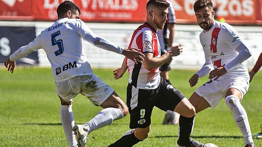 Agustín Coscia se libra de dos defensores del Rayo Majadahonda.