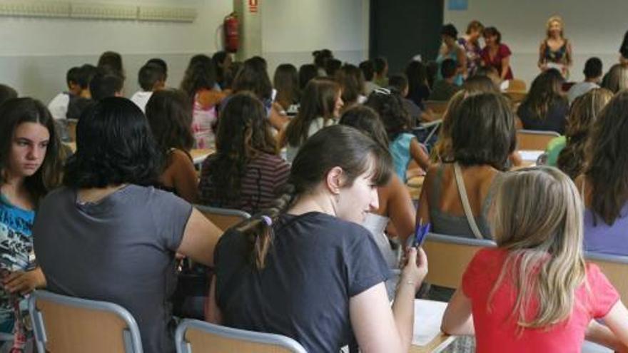 Primera jornada del curso en Enseñanza Media, el pasado año, en un instituto de Secundaria de la provincia de Alicante.