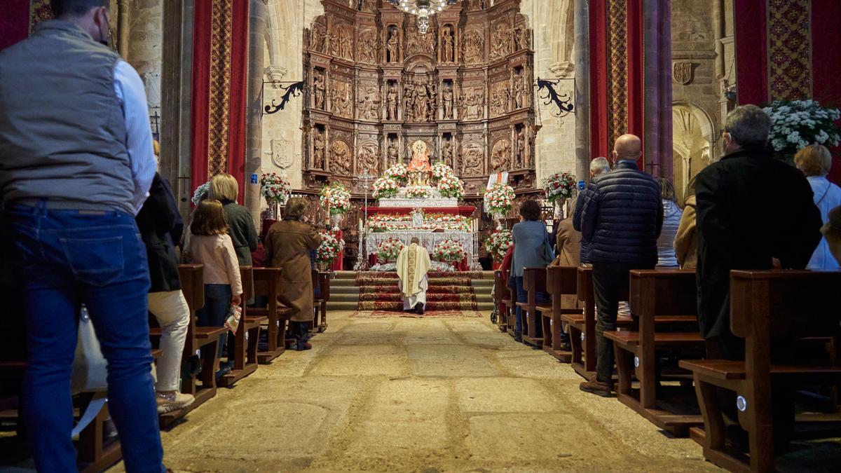 Fieles en Santa María, ayer.