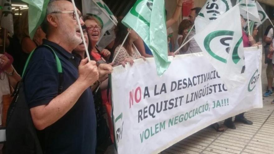 Protesta de interinos docentes contra el requisito del valenciano