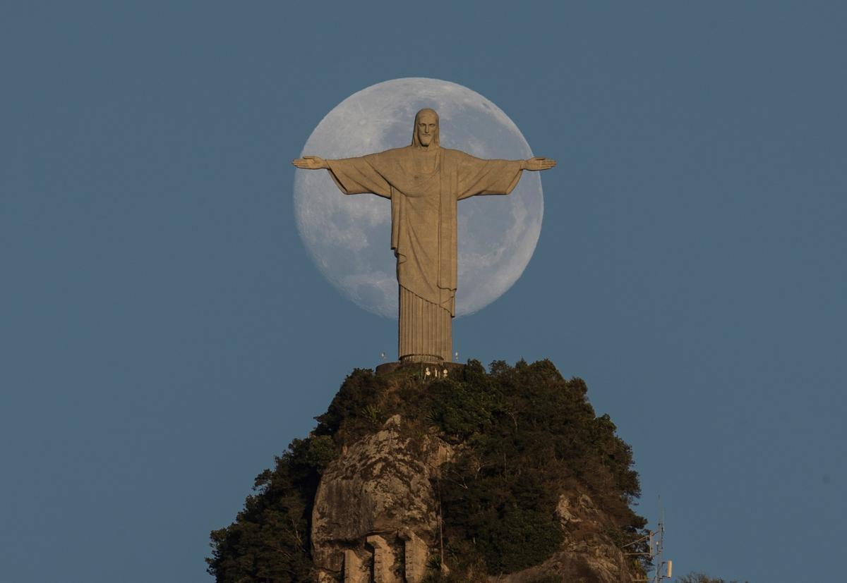 La luna detrás de la estatua del Cristo Redentor el 5 de agosto del 2020.