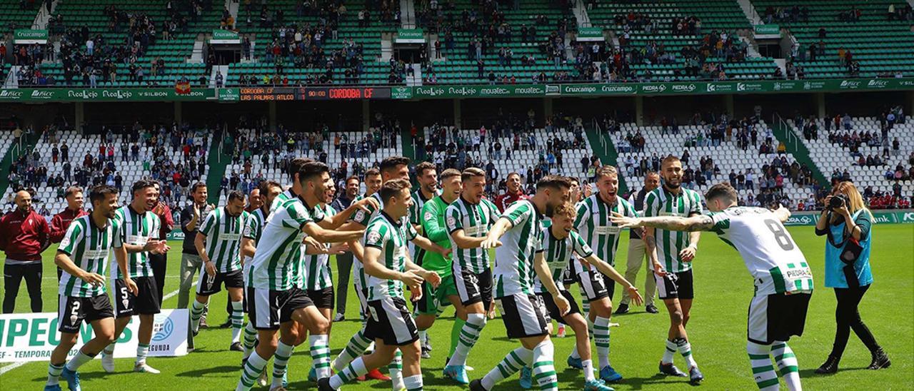 Los jugadores del Córdoba CF celebran el título de campeones de Segunda RFEF en El Arcángel.