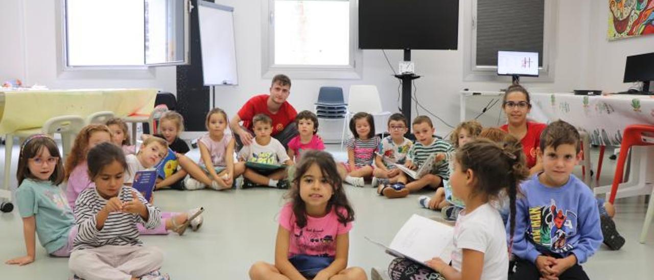 Una de las actividades de conciliación, con protagonismo de la lectura. |   // F. CASANOVA