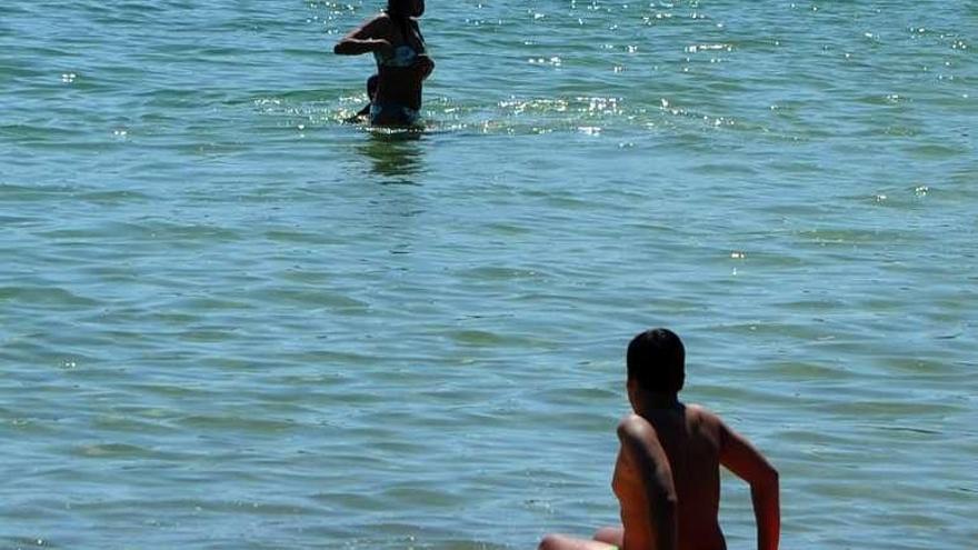 Baños y paseos en piragua para combatir el calor. // Iñaki Abella