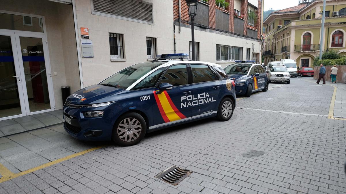 Dos coches de Policía frente al juzgado de lo Penal de Langreo.