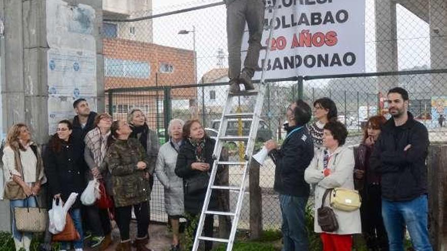 Vecinos de Mollabao en el momento de la colocación. // R. Vázquez