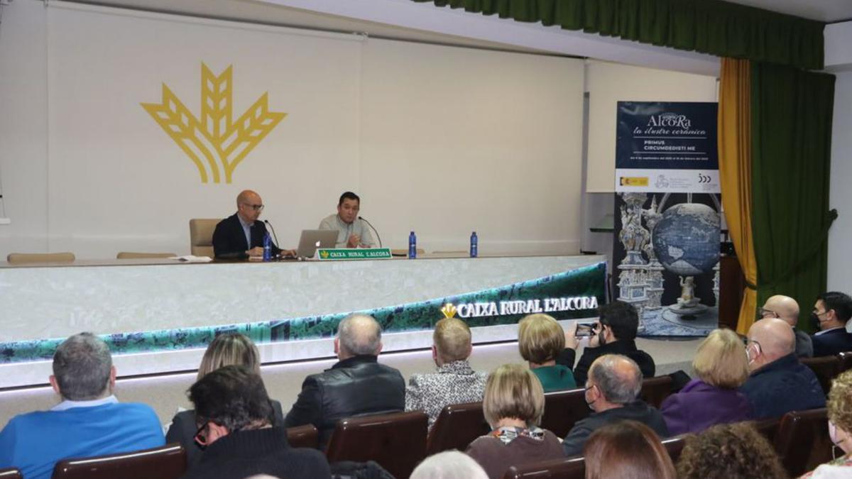 La charla de Óscar y Jorge Carnicer fue en el salón de actos de la Caixa Rural.  | JAVIER NOMDEDEU