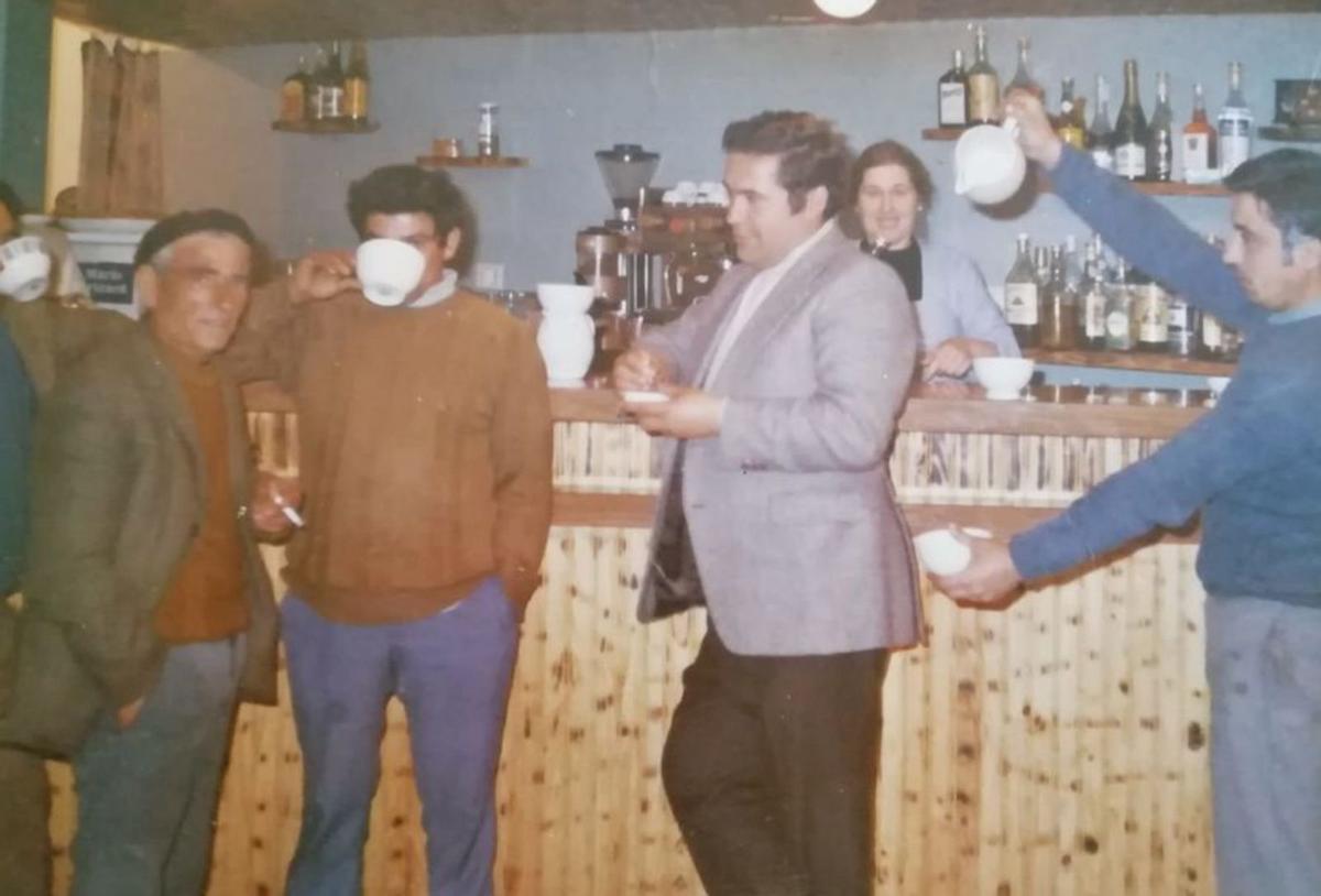 Fita a Rucha, con un café y junto a una de sus hijas. Abajo, de joven y en O Mariñeiro, con su yerno Ángel, «O Pitorro», Manuel Bernárdez, Antonio «O portugués» y Julio «O comediante». | | CEDIDAS