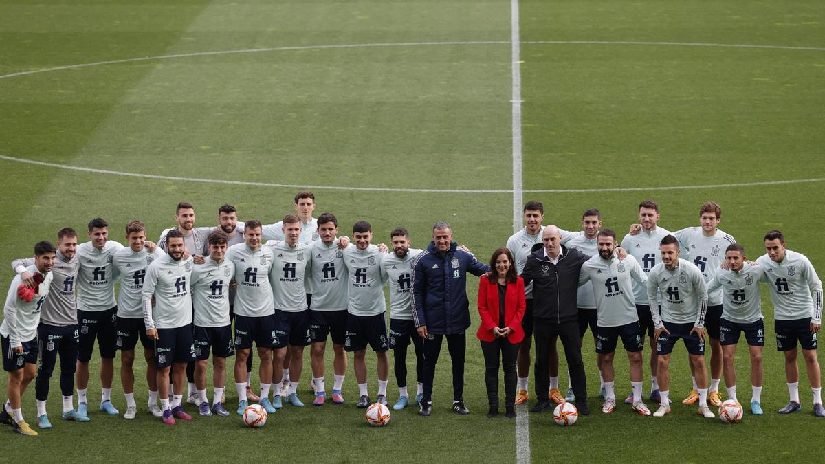 La alcaldesa Inés Rey, el presidente de la Real Federación Española de Fútbol, Luis Rubiales, posan junto al entrenador de la selección española, Luis Enrique, y el resto de la plantilla durante el entrenamiento en Riazor.