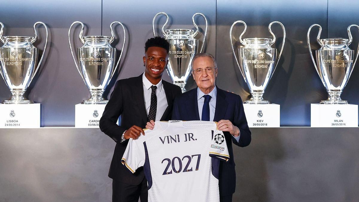 Vinicius Junior y Florentino Pérez posan durante su renovación con el Real Madrid.
