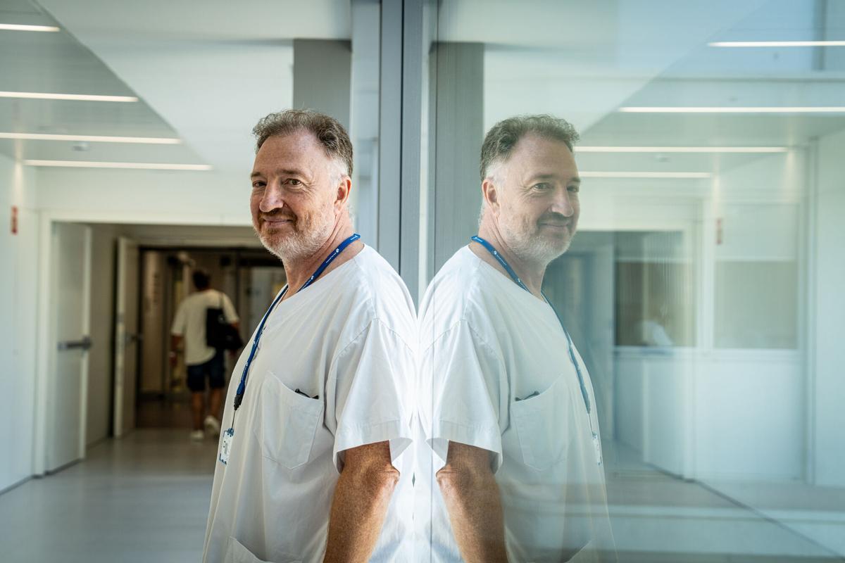El director del Servicio de Neumología del Hospital Parc Taulí, Manel Luján, durante la entrevista sobre el impulso de una comisión especializada en amianto, que ya atiende a 300 personas. Sabadell, a 6 de agosto de 2026. Sociedad. AUTOR: MANU MITRU