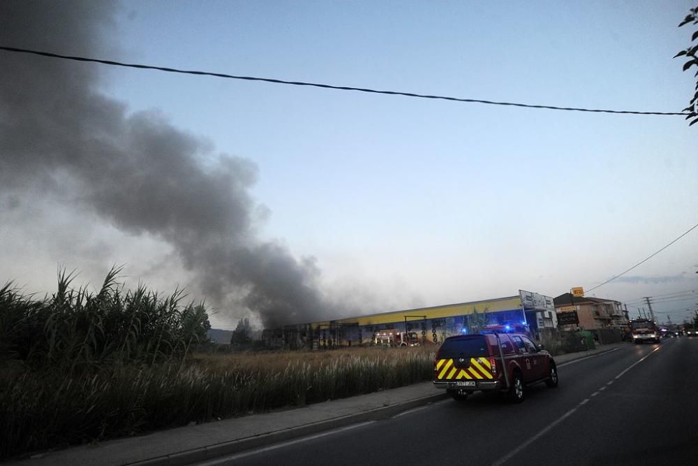 Arde una tienda de neumáticos en Murcia