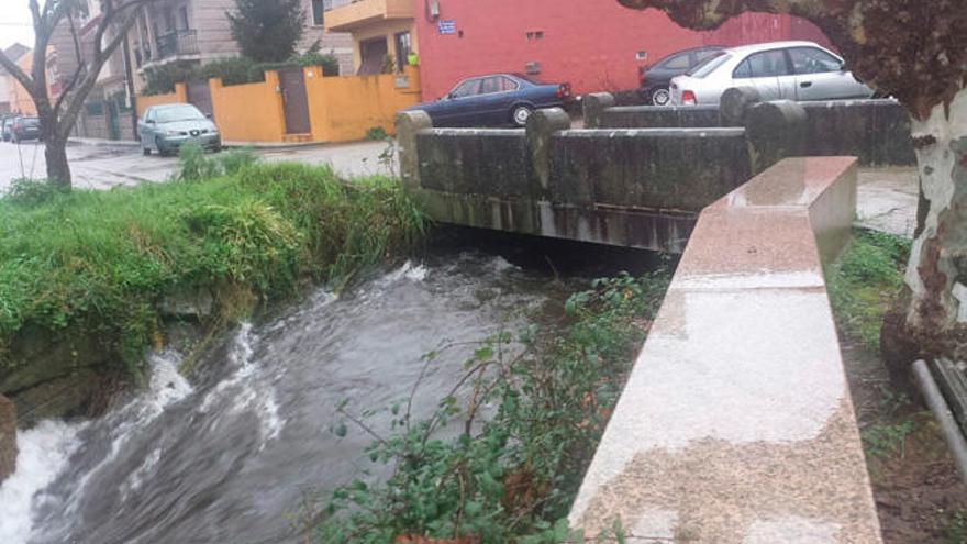 El río Ladróns, al límite de su cauce. // Fran G. Sas