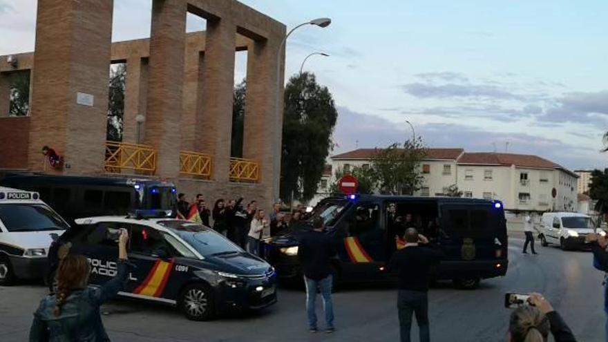 Policías desplazados a Barcelona son recibidos con aplausos en Málaga