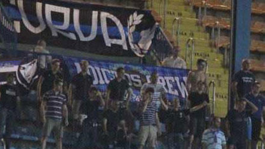 Aficionados blanquiazules ayer en Villarreal.