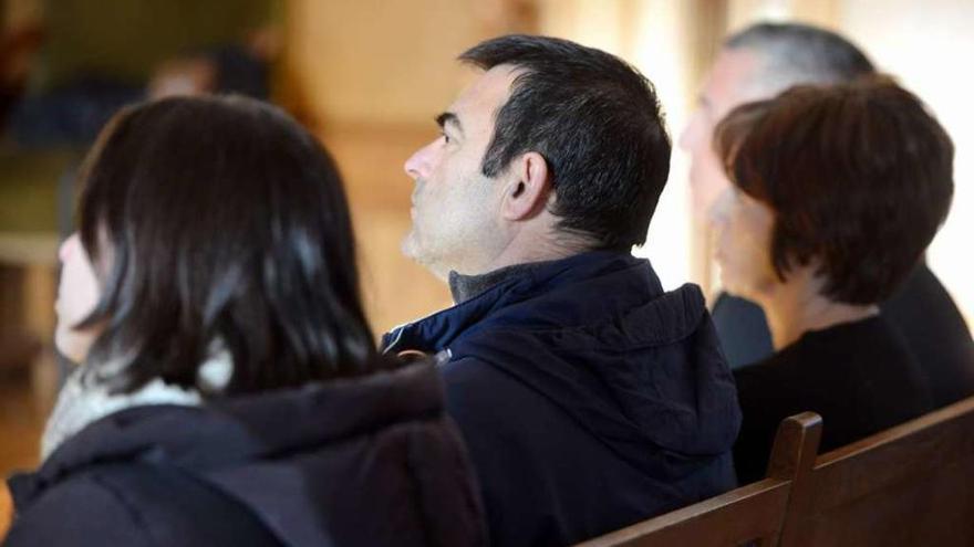 Roberto Leiro y parte de su familia, durante el juicio en Pontevedra. // Gustavo Santos