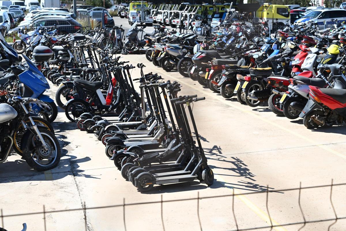 Patinetes amontonados en el depósito municipal de vehículos de Elche