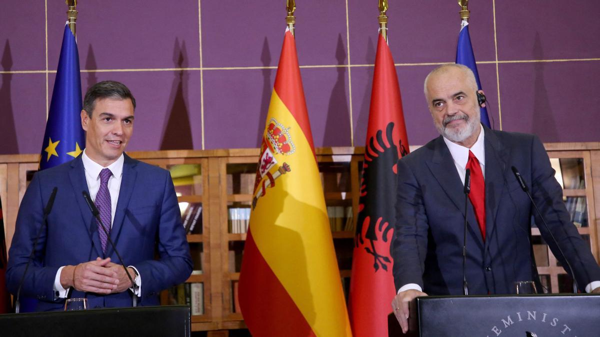 El presidente del Gobierno, Pedro Sánchez, cierra su gira por los Balcanes en Albania, con una reunión con el primer ministro, Edi Rama, y después con el recientemente elegido presidente de la República, Bajram Begaj, este 1 de agosto de 2022 en Tirana.