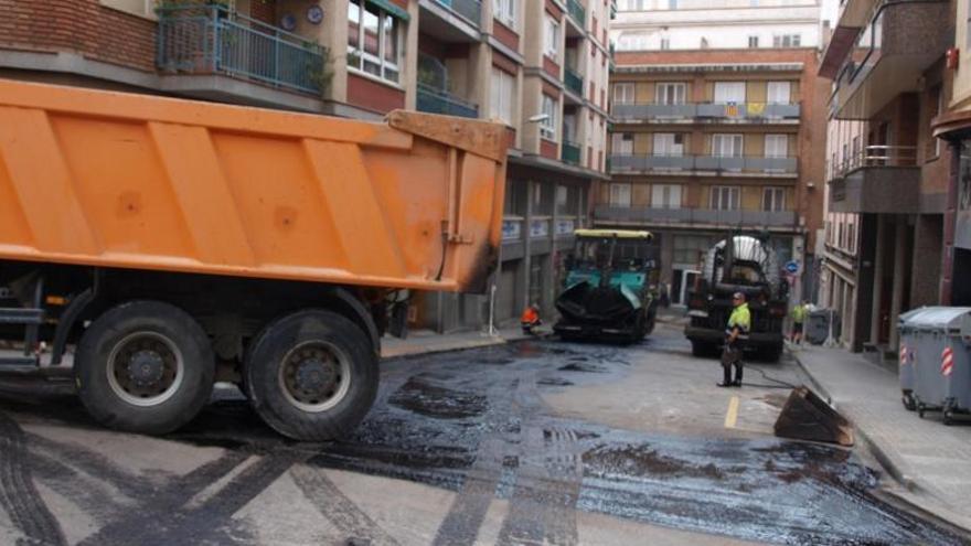 Treballs de repavimentació al carrer Bonsuccés de Manresa