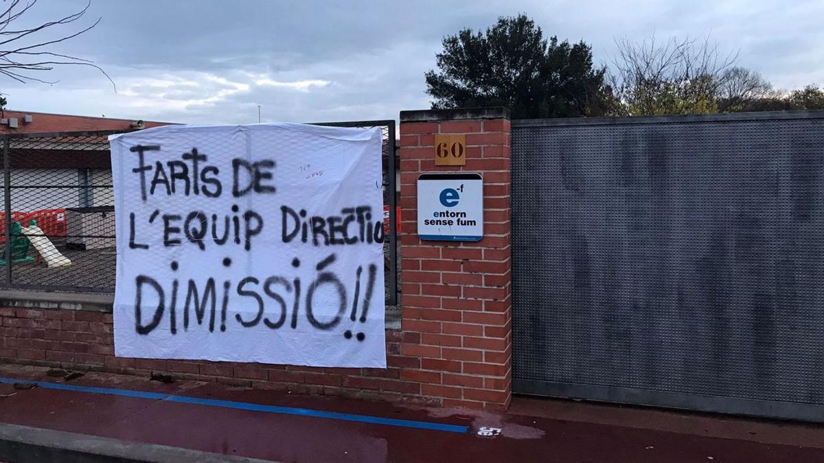 Pancarta de protesta col·locada per les famílies a la tanca del centre ahir al matí. | DDG