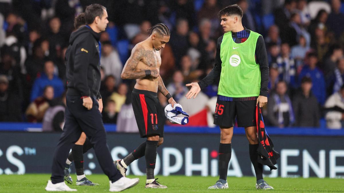 Raphinha es consolado por Gerard Martín al final del Real Sociedad - Barça de La Liga 2024/25