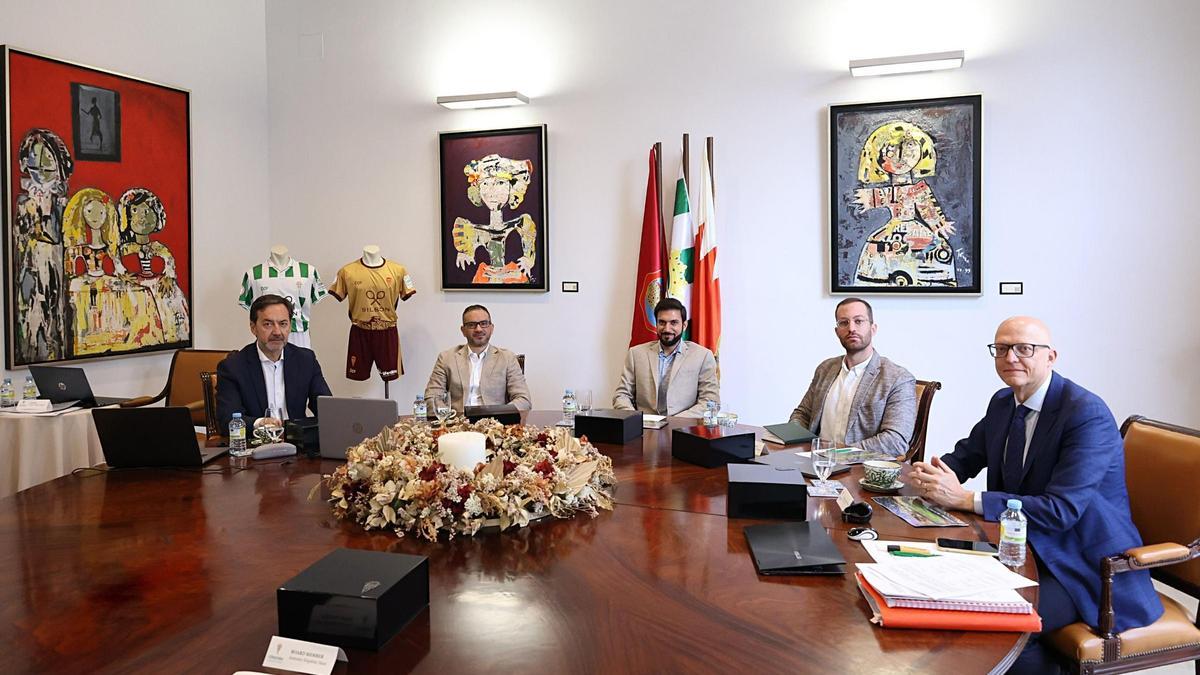 Imagen de la reunión del consejo de administración del Córdoba CF en el Palacio de Congresos.