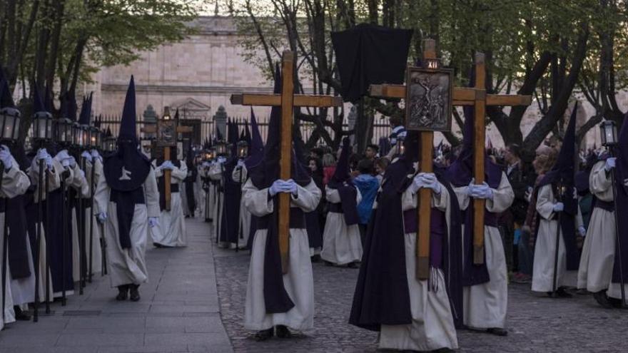 La procesión de Jesús del Vía Crucis tras su salida desde la Catedral de Zamora.