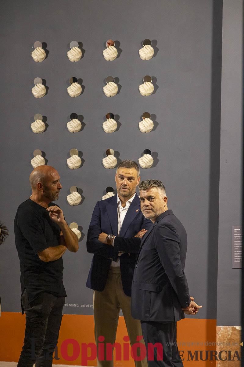 Así es la exposición 'Los Asomados' de Lidó Rico, que llega a Caravaca en su Año Jubilar
