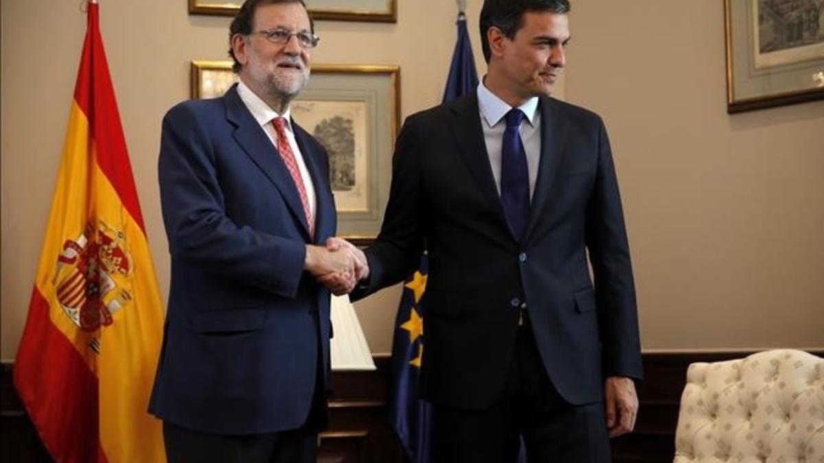 Mariano Rajoy y Pedro Sánchez se saludan antes del inicio de la reunión en el Congreso, el 2 de agosto.
