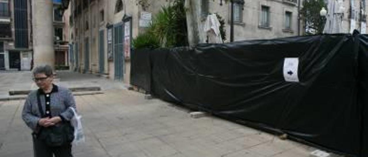 El juzgado avala la retirada de la tarima de la terraza del Teatro