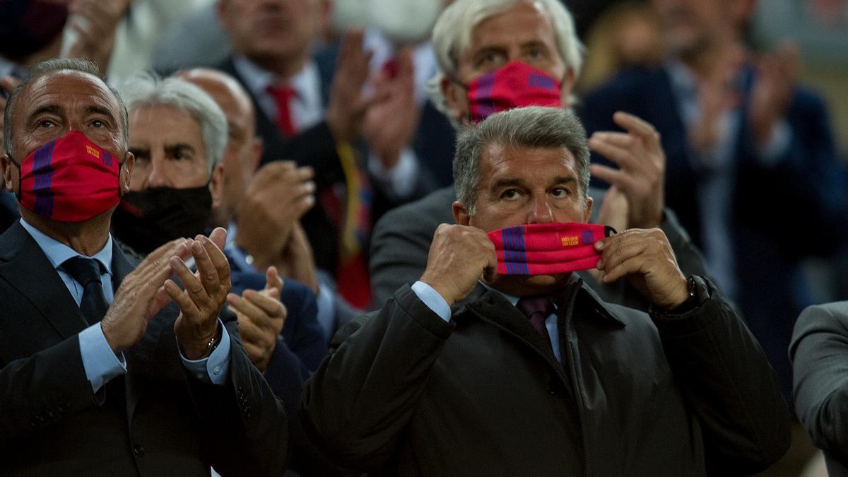 Laporta, en el palco del Camp Nou durante el Barça-Cádiz.