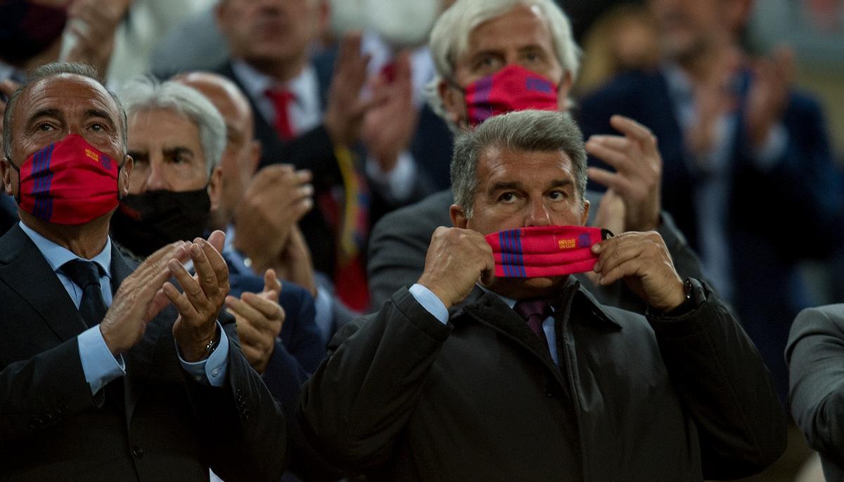 Laporta, en el palco del Camp Nou durante el Barça-Cádiz.