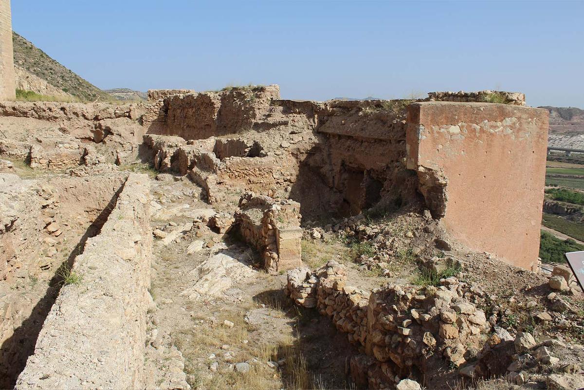Estado actual de la muralla del castillo de La Mola de Novelda.