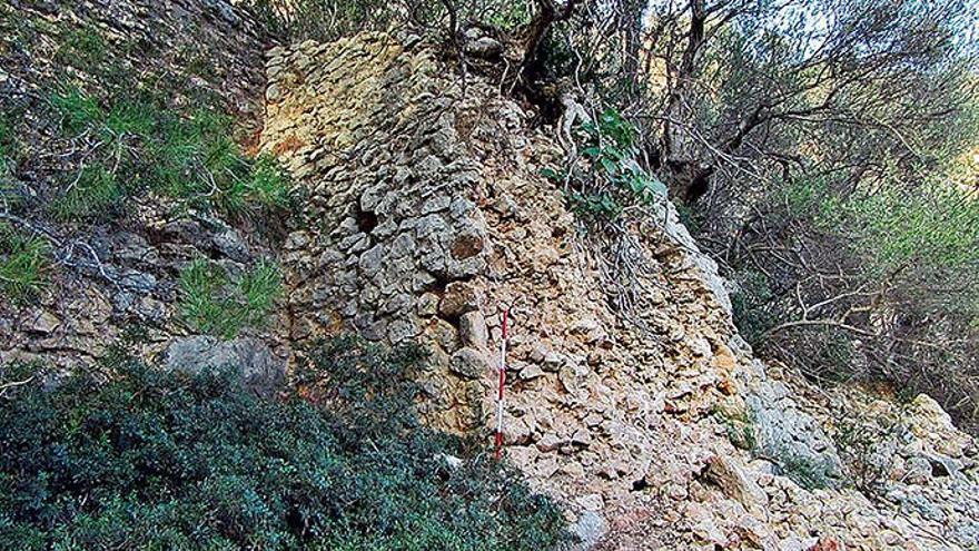 Mauerreste der Burg Sa Bastida. Sie stammen noch aus der Spätantike (4.-7. Jahrhundert).