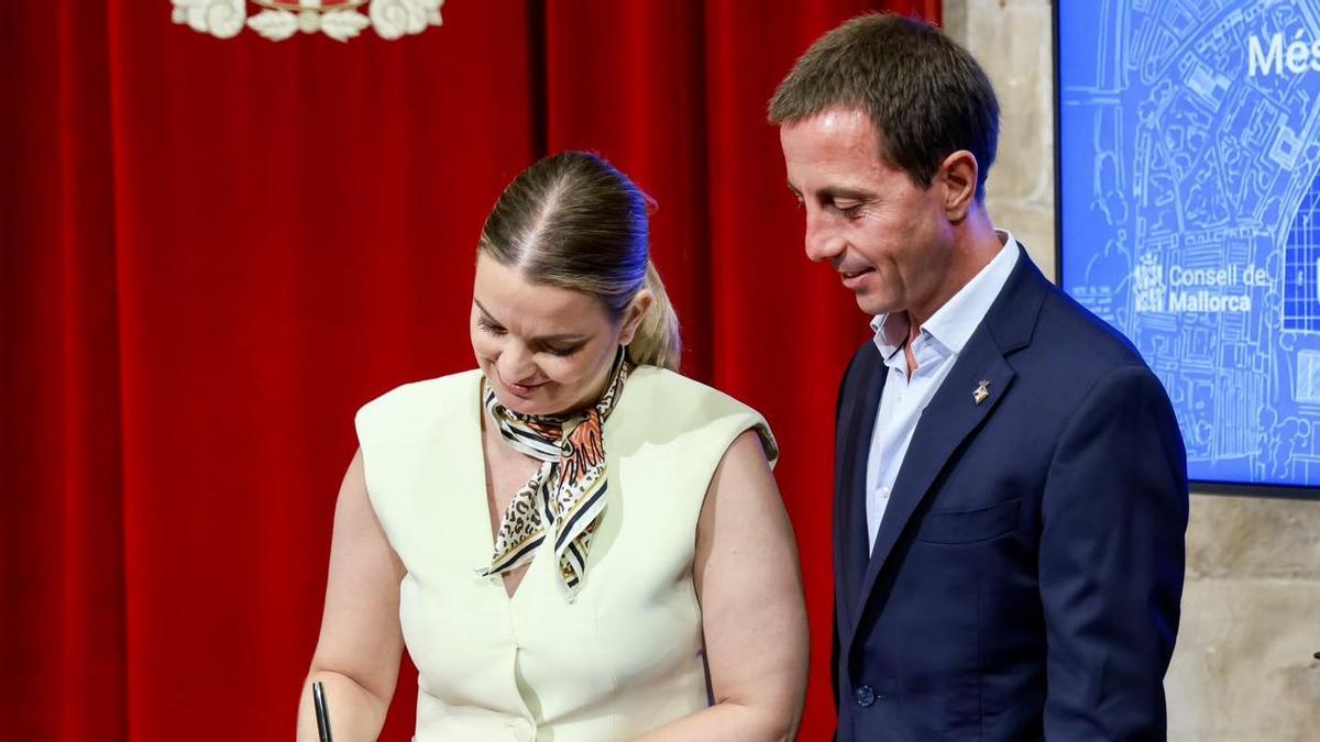 Marga Prohens y Llorenç Galmés, esta mañana durante la firma del convenio.