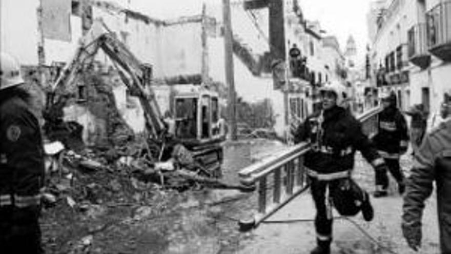 Los bomberos rescatan a dos personas y dos perros de un edificio que se hundió