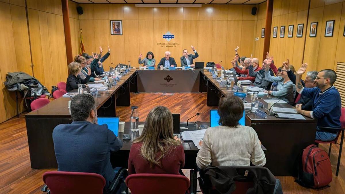 Ple del Consell Comarcal del Ripollès, amb els consellers votant
