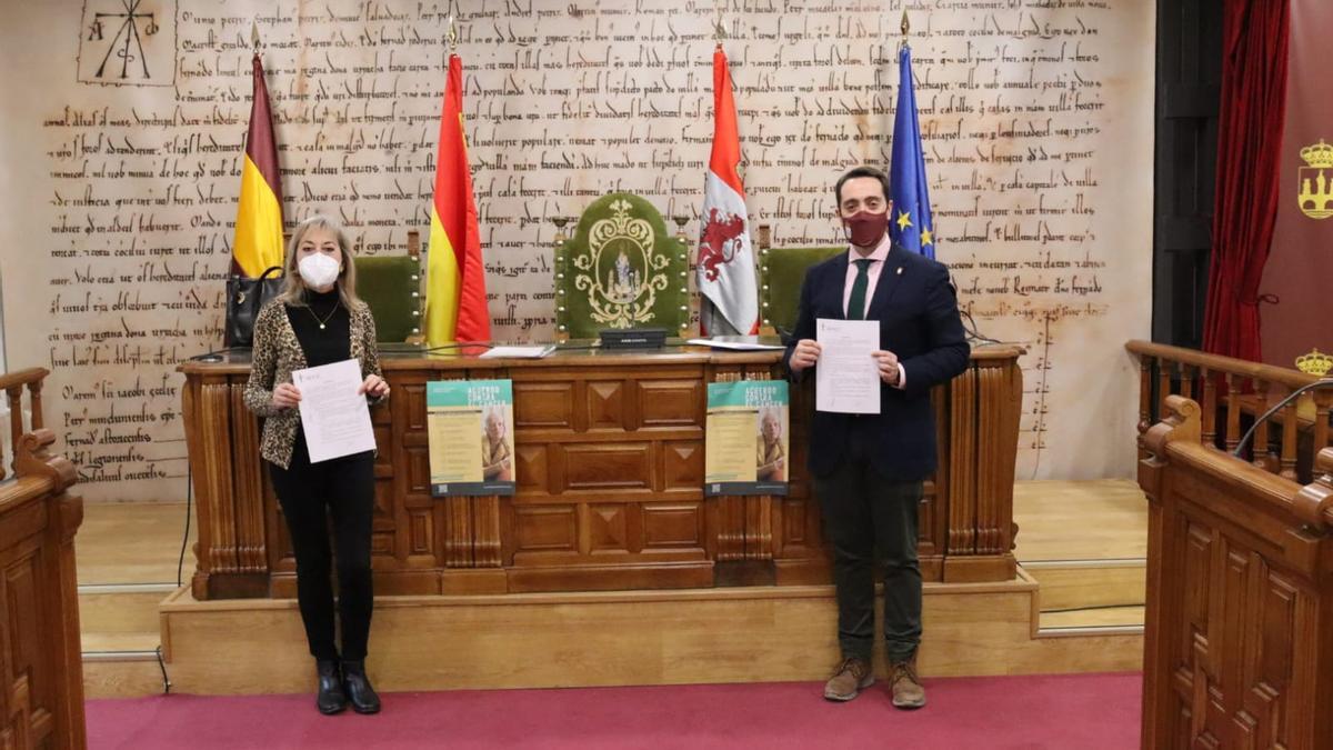 La presidenta de la AECC de Benavente, Carmen Prieto, y el alcalde, Luciano Huerga. / E. P.