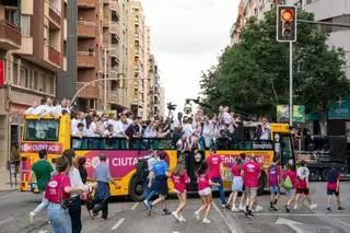 Lleida celebra el regreso a la Liga ACB con una rúa por las calles de la ciudad 19 años después