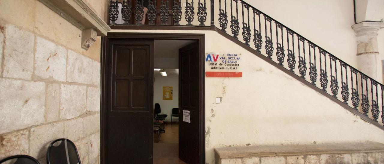 Un usuario espera en una de las dos puertas de acceso a la UCA, ayer en Xàtiva. | PERALES IBORRA