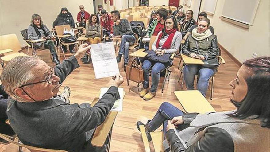 Organizan más recogidas de firmas para tratar de parar la nueva zona azul en Cáceres