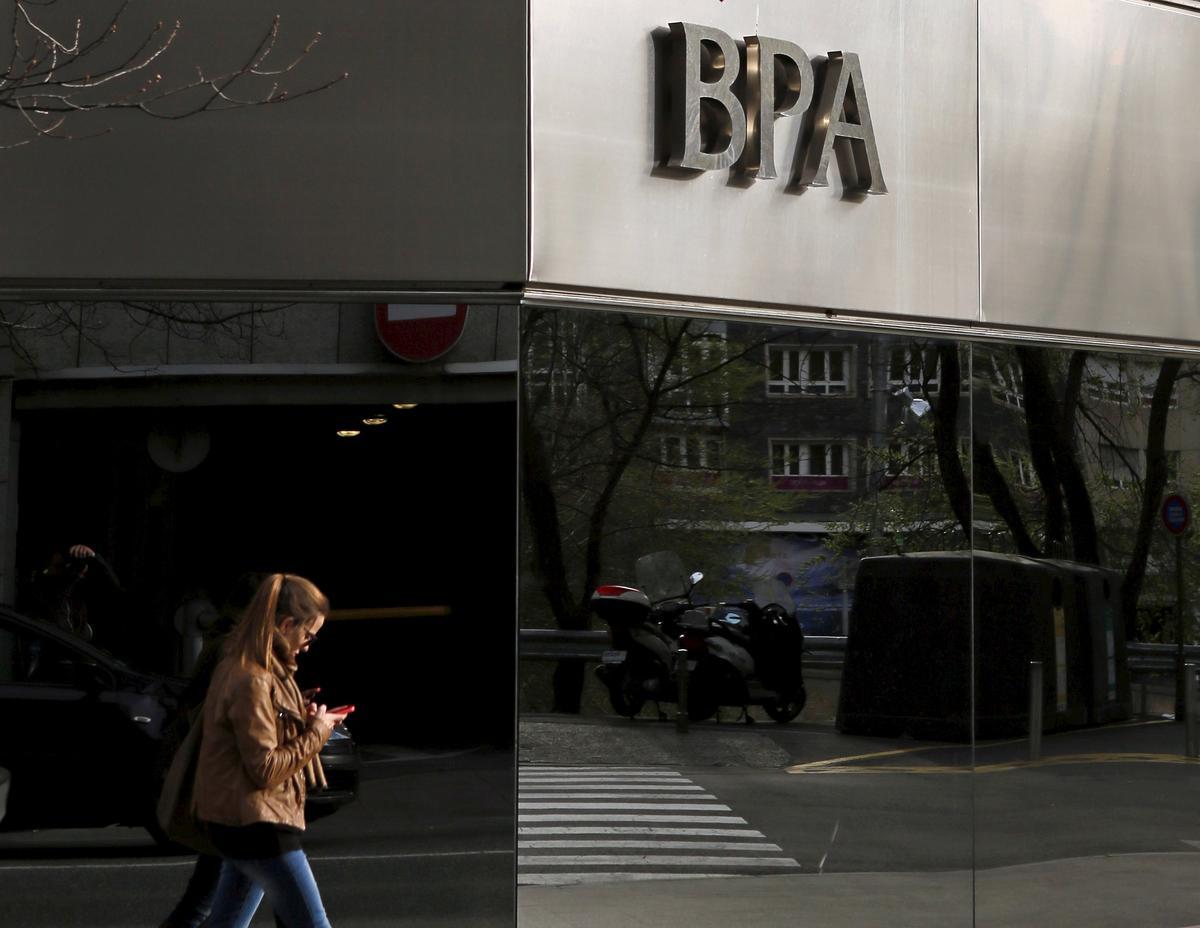 Una mujer pasea delante de la oficina de BPA en Andorra. 