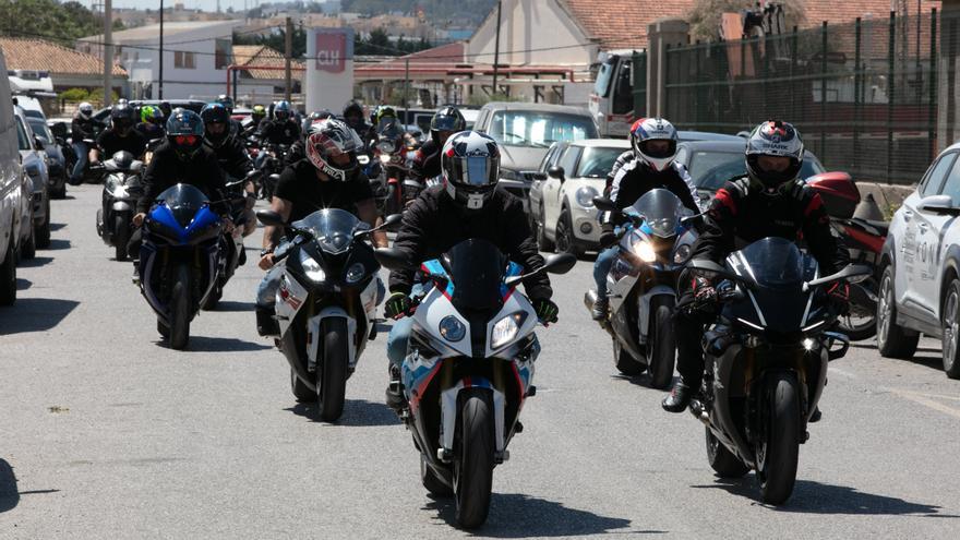 Multitudinario homenaje de los moteros de Ibiza al fallecido en accidente el sábado