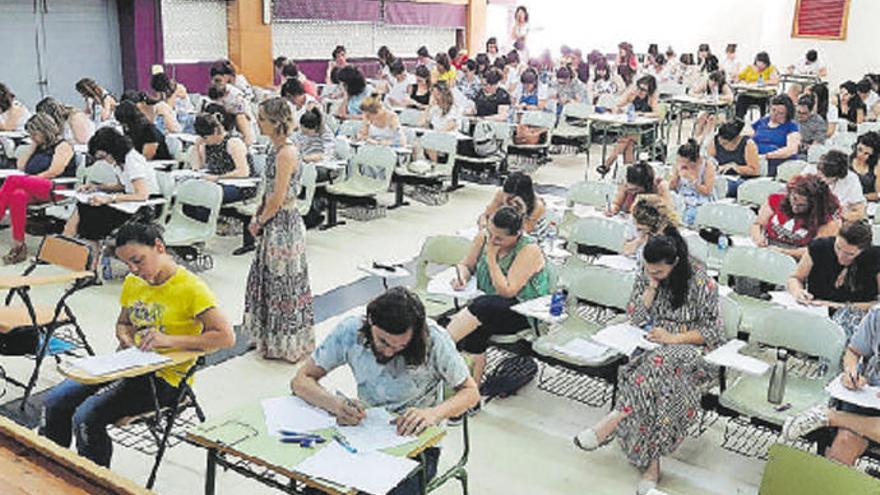 Opositores en una prueba de acceso a plazas de profesorado en Galicia.